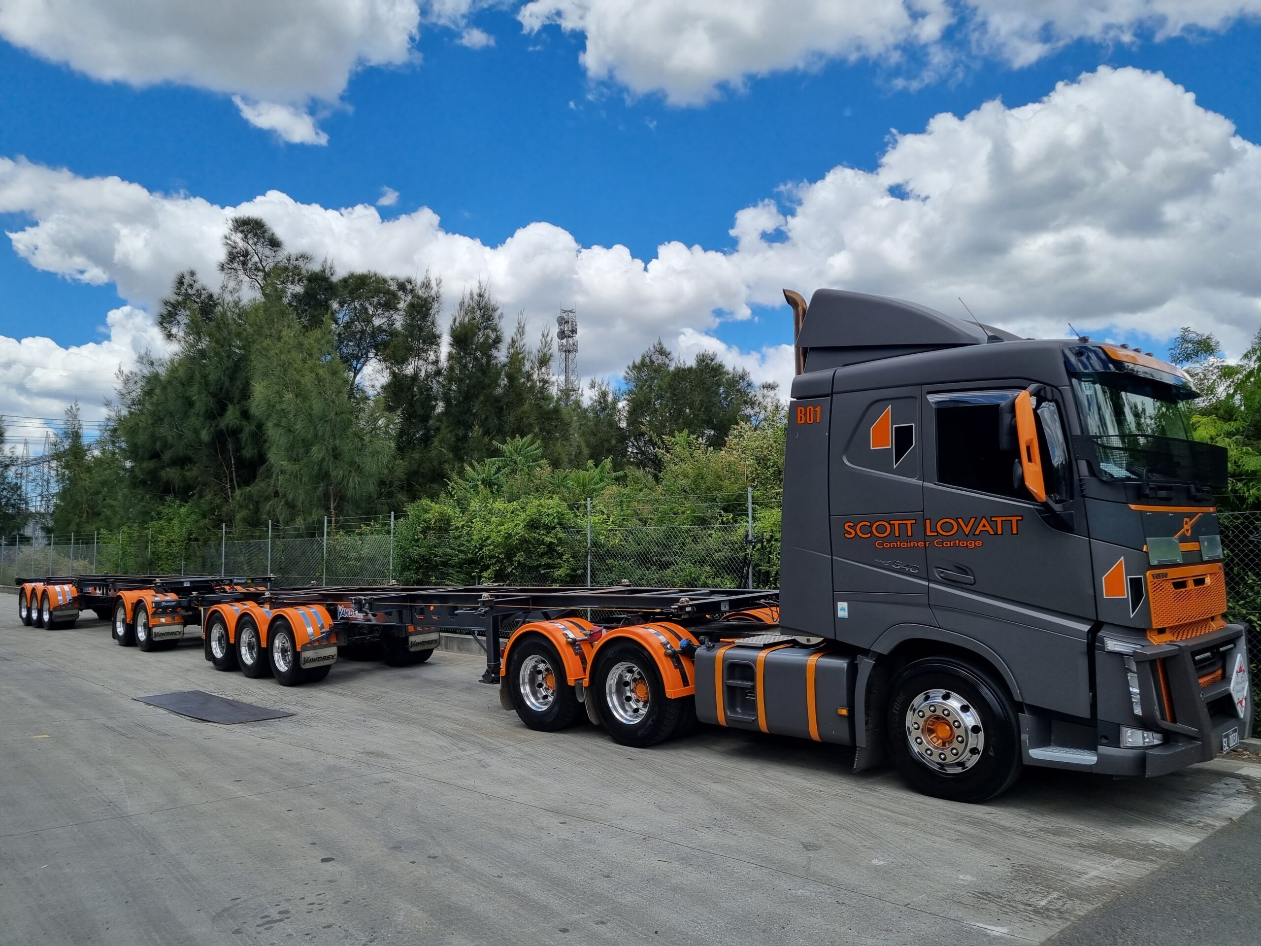 A truck cleaning professional discussing with a client in Sydney.